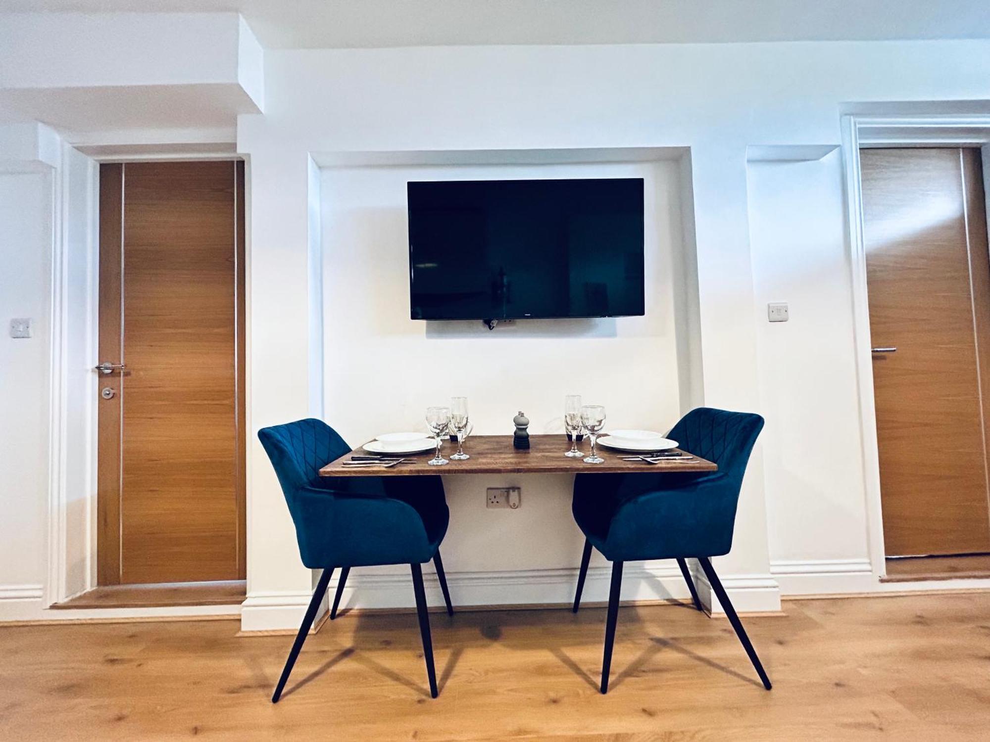 Private 2 Bed Guest House - Van Parking, M25 & A1 Connections Potters Bar Exterior photo
