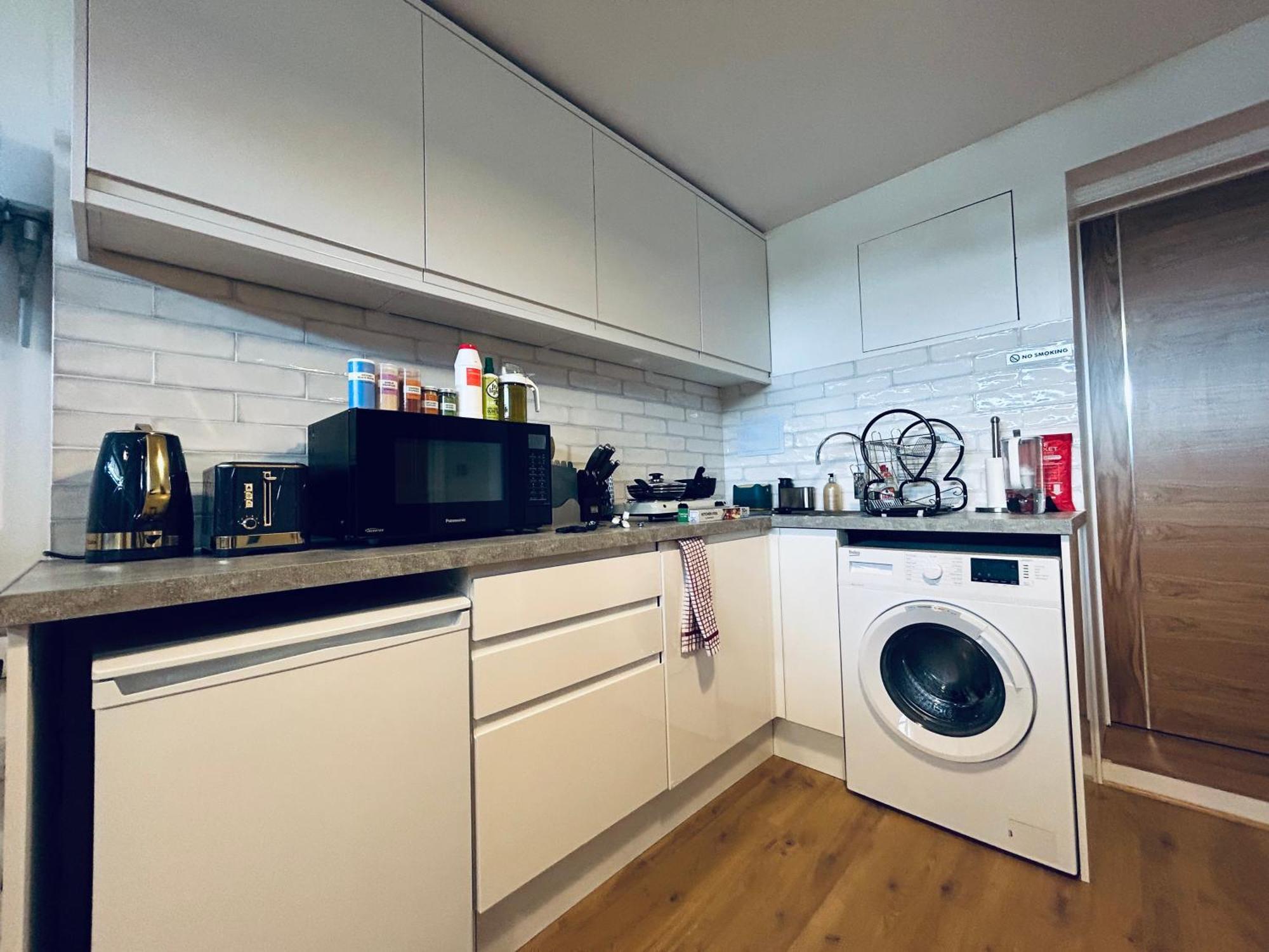 Private 2 Bed Guest House - Van Parking, M25 & A1 Connections Potters Bar Exterior photo