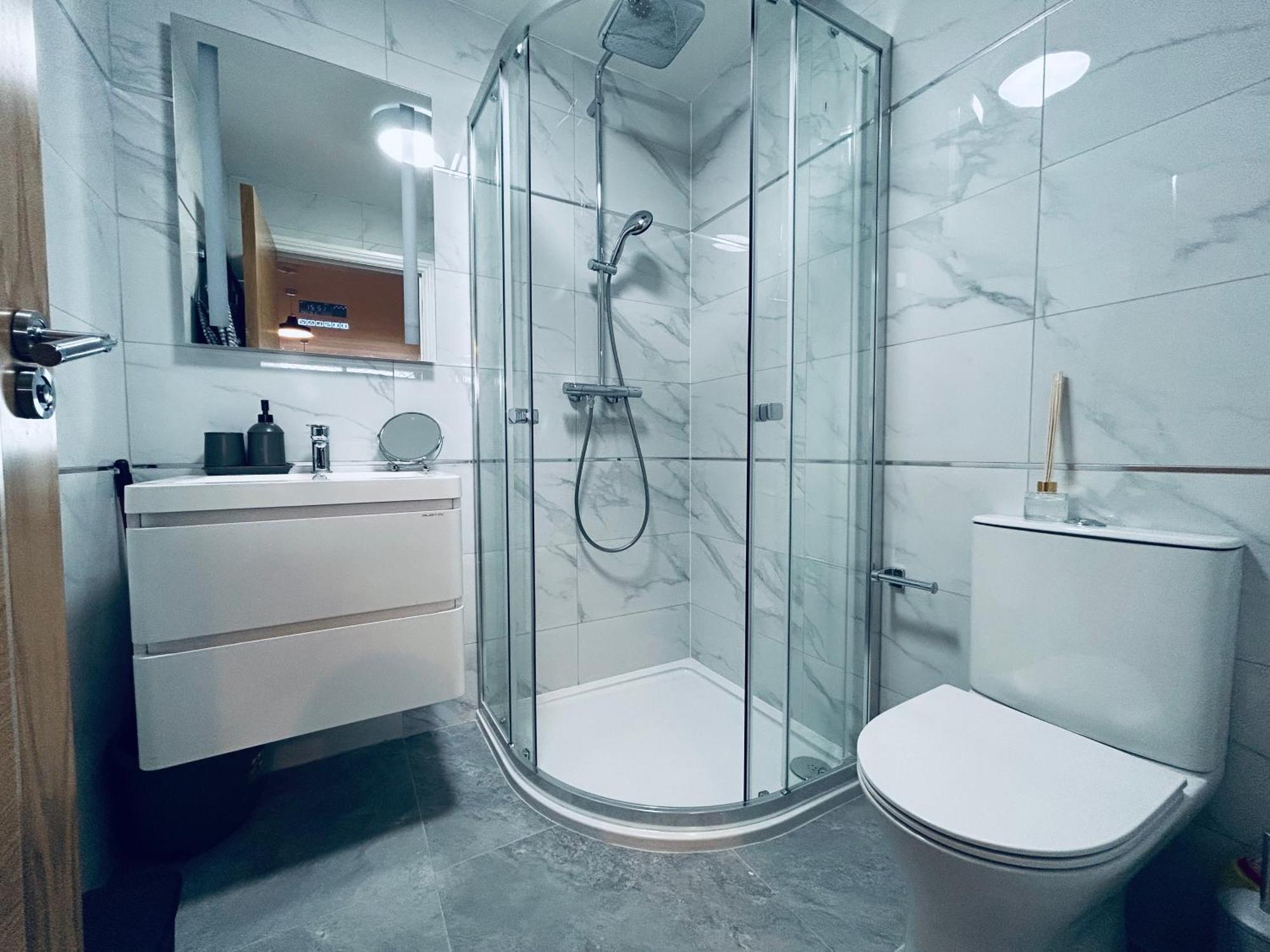 Private 2 Bed Guest House - Van Parking, M25 & A1 Connections Potters Bar Exterior photo